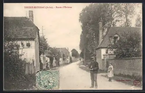 AK Thuisy-Estissac, Route d`Estissac avec passants et maisons bordant la route