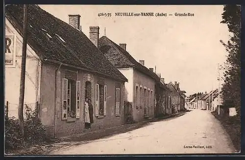 AK Neuville-sur-Vanne, Grande Rue avec maisons traditionnelles et passante