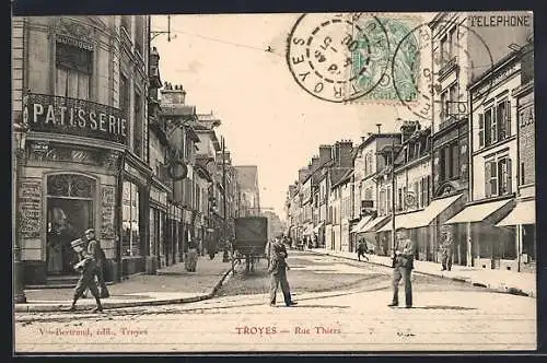 AK Troyes, Rue Thiers mit Pâtisserie und belebter Strassenszene