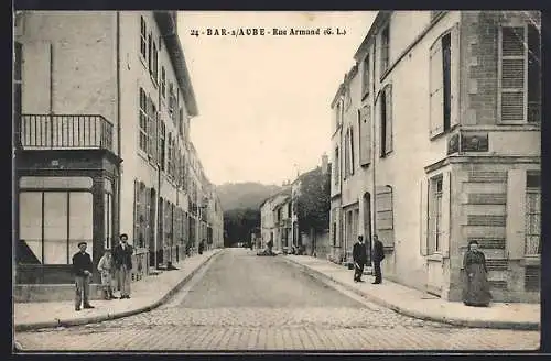AK Bar-sur-Aube, Rue Armand avec passants et bâtiments d`époque