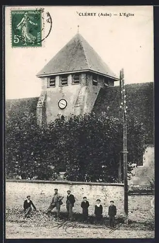 AK Clérey, L`Église et groupe de villageois devant le mur de l`église