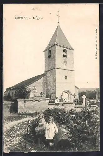 AK Urville, L`église avec des enfants au premier plan