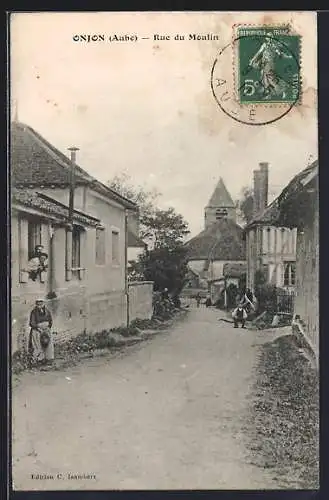 AK Onjon, Rue du Moulin animée avec villageois et maisons anciennes
