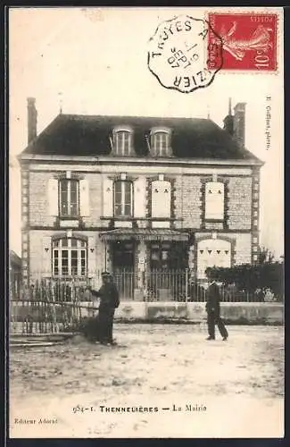 AK Thennelières, La Mairie avec personnages devant l`entrée