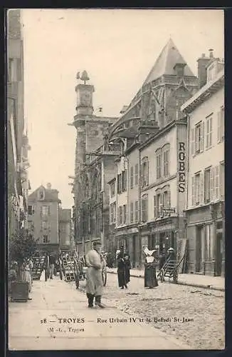 AK Troyes, Rue Urbain IV et le Beffroi St-Jean avec passants et architecture historique