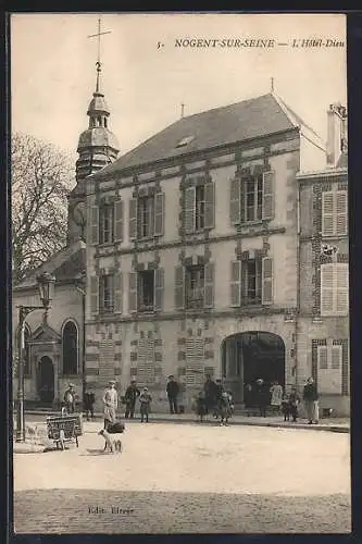 AK Nogent-sur-Seine, L`Hôtel-Dieu et scène de rue animée