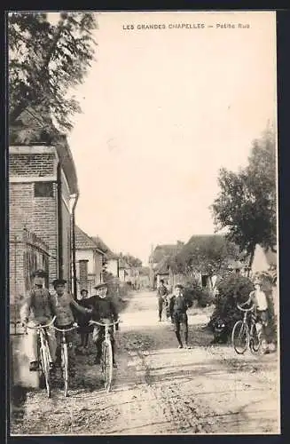 AK Les Grandes Chapelles, Petite Rue animée avec enfants à vélo