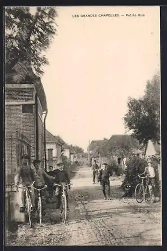 AK Les Grandes Chapelles, Petite Rue avec enfants et vélos
