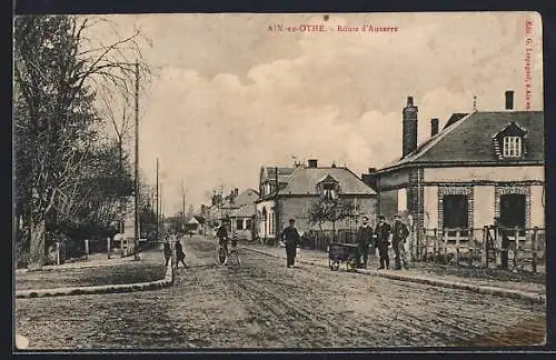 AK Aix-en-Othe, Route d`Auxerre avec habitants et cycliste