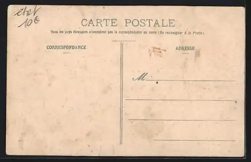 AK Aix-en-Othe, Route d`Auxerre avec habitants et cycliste