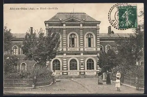 AK Aix-en-Othe, Hôtel-de-Ville avec des passants devant le bâtiment