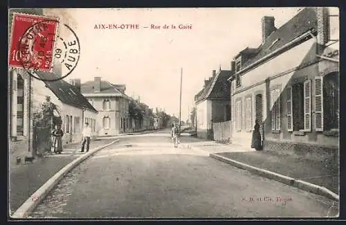 AK Aix-en-Othe, Rue de la Gaieté avec des passants
