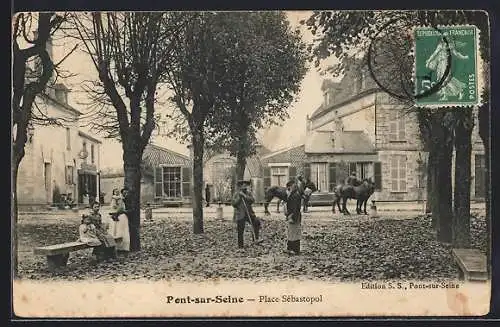 AK Pont-sur-Seine, Place Sébastopol avec habitants et chevaux sur la place