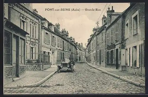 AK Pont-sur-Seine, Grande Rue avec une voiture ancienne et maisons en briques