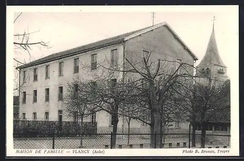 AK Plancy, Maison de Famille et clocher en arrière-plan