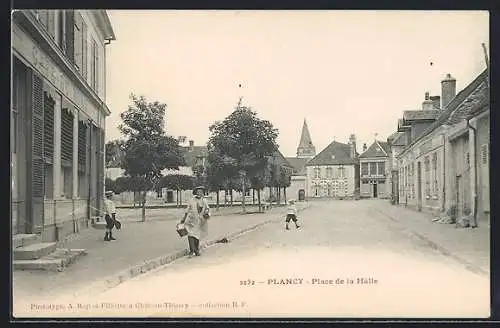 AK Plancy, Place de la Halle avec passants et bâtiments historiques