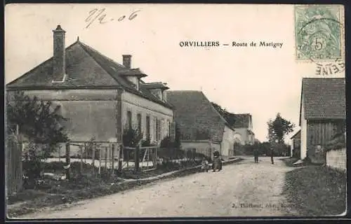AK Orvilliers, Route de Marigny avec maisons et passants