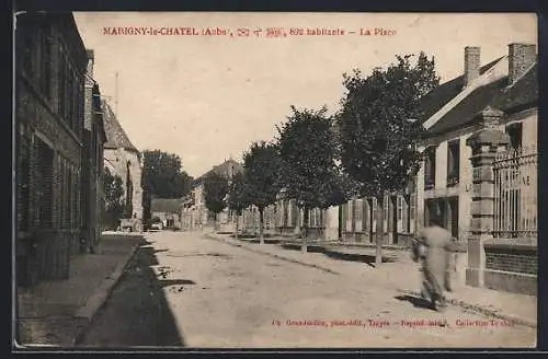 AK Marigny-le-Châtel, La Place avec rue bordée d`arbres et bâtiments historiques