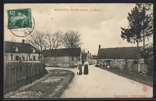 AK Marcilly-le-Hayer, Le Montois avec deux femmes sur la route principale