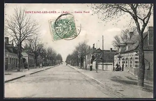 AK Fontaine-les-Grès, Centre Nord avec vue sur une rue bordée d`arbres et maisons