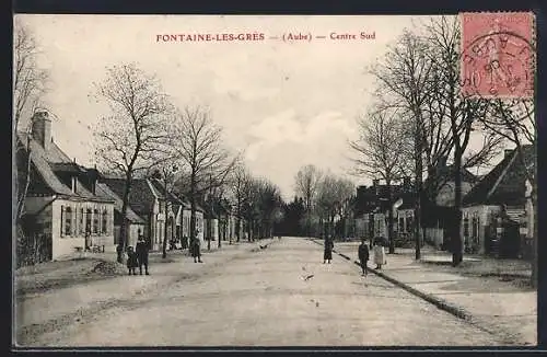 AK Fontaine-les-Grès, Vue du Centre Sud avec passants dans la rue principale