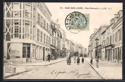 AK Bar-sur-Aube, Rue Nationale animée avec passants et bâtiments historiques