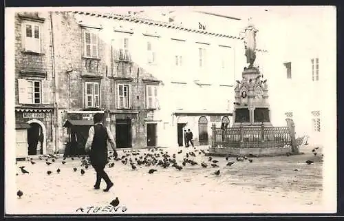 Foto-AK Athen, Strassenpartie mit Denkmal