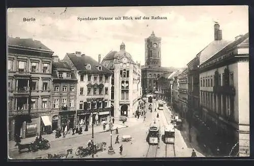 AK Berlin, Spandauer Strasse mit Geschäften, Rathaus und Strassenbahn