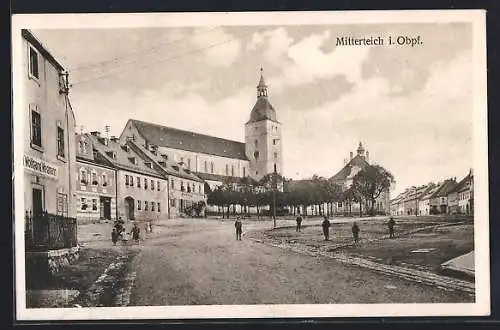 AK Mitterteich i. Obpf., Strassenpartie mit Geschäften und Kirche