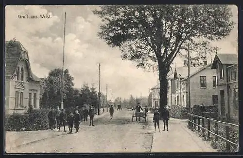 AK Wrist, Strassenpartie mit Gebäudeansicht und Kindern