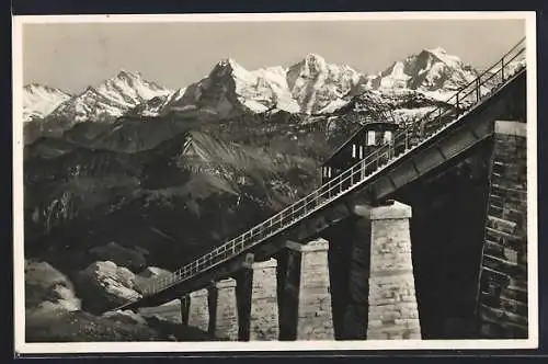 AK Niesen-Kulm, Niesen-Bahn auf dem Viadukt vor Gipfelkulisse