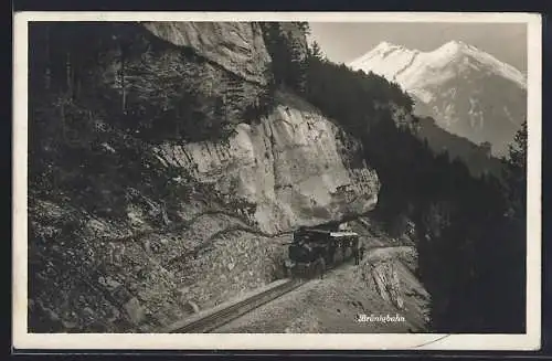AK Brünig, Brünigbahn mit Bahnmitarbeitern u. Gipfelblick