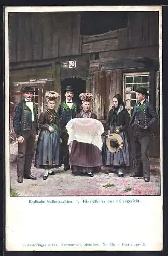 AK Kinzigthäler aus Lehengericht vor einem Haus stehend, Schwarzwälder Tracht