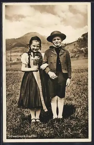 AK Kinder auf der Wiese in schwarzwälder Tracht