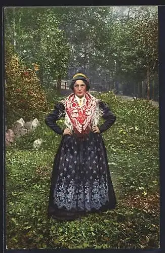 AK Mädchen von Mühlenbach bei einem Waldspaziergang, Schwarzwälder Tracht