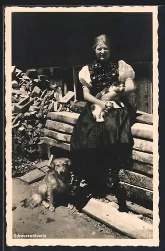 AK Junge Schwarzwälderin in Schwarzwälder Tracht, Portrait mit Hund und Katze