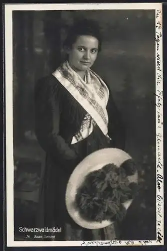 AK Schwarzwaldmädel, Portrait mit Hut in der Hand