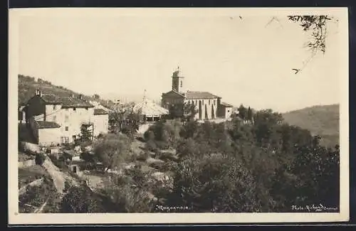 AK Magagnosc, Vue sur l`église et le village entouré de verdure