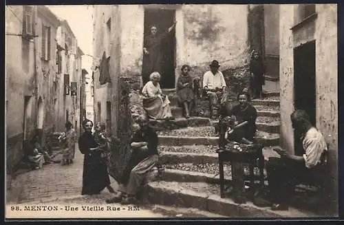 AK Menton, Une vieille rue animée avec habitants assis sur les marches