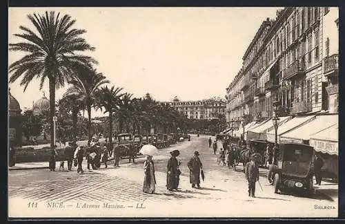 AK Nice, L`Avenue Masséna animée avec passants et palmiers