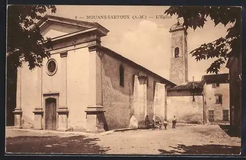 AK Mouans-Sartoux, L`Église et le clocher entourés de feuillage