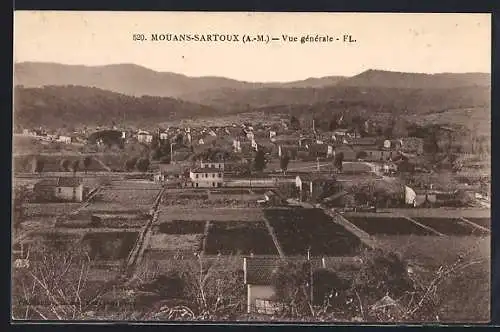 AK Mouans-Sartoux, Vue générale du village avec champs et collines en arrière-plan