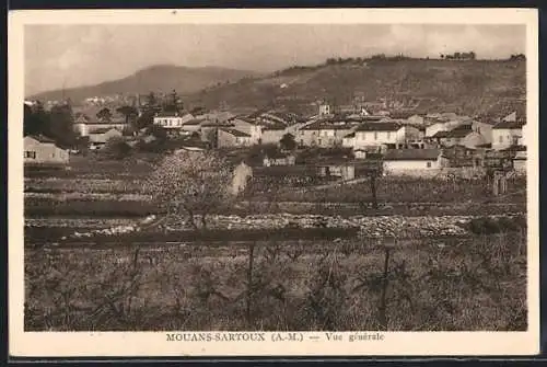 AK Mouans-Sartoux, Vue générale du village et des collines environnantes