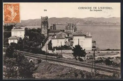 AK La Napoule, Vue de la Corniche de l`Esterel avec les bâtiments en bord de mer