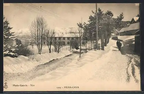 AK Peïra-Cava, Route enneigée bordée d`arbres et maisons en hiver