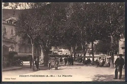 AK Puget-Théniers, La Placette animée avec promeneurs et arbres ombragés