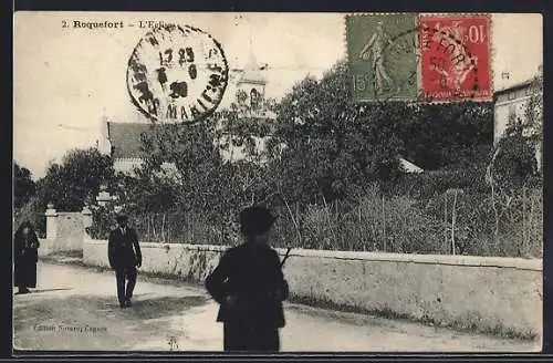AK Roquefort, L`Église et passants sur la route
