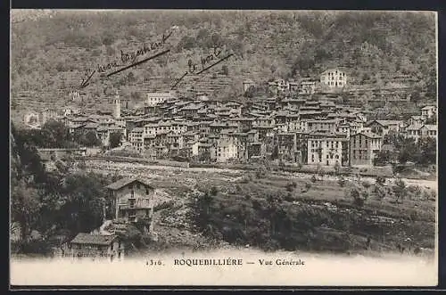 AK Roquebillière, Vue générale du village avec rivière et collines en arrière-plan