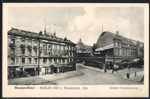 AK Berlin, Monopolhotel in der Friedrichstrasse 100 mit Bahnhof Friedrichstrasse