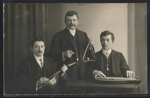 Foto-AK Drei Männer mit Zither, Triangel und Laute